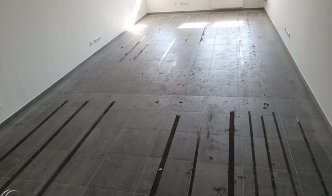 Odstránenie kobercovej pásky z podlahy