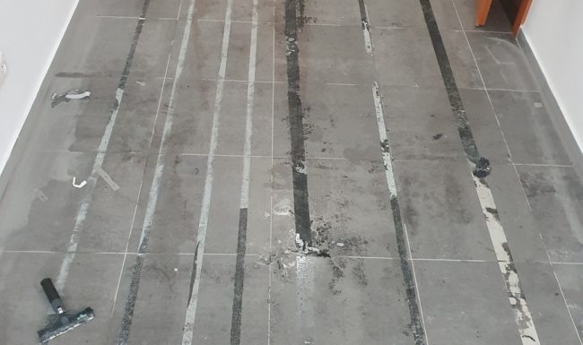 Odstránenie lepidla z dlažby