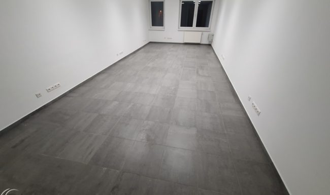 Odstránenie lepidla z dlažby
